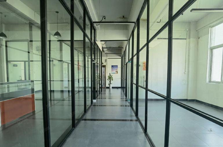 现成装修 龙岗中心城原房东一二楼1000平厂房出租，有地坪漆