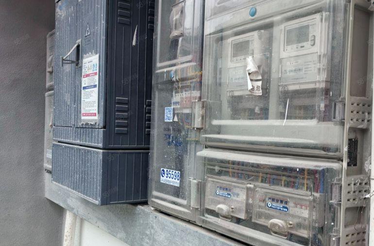 平湖已电改地铁口一楼1300平米厂房仓库出租可分租全新地坪漆