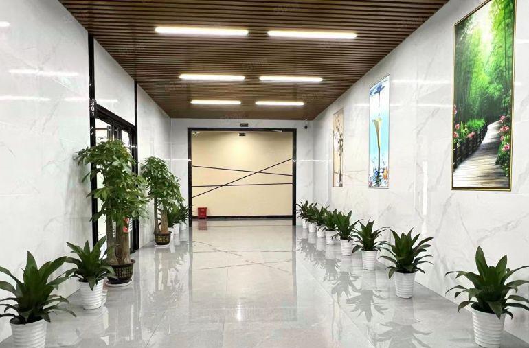 横岗永湖地铁站附近新出楼上150平带精装修红本厂房出租