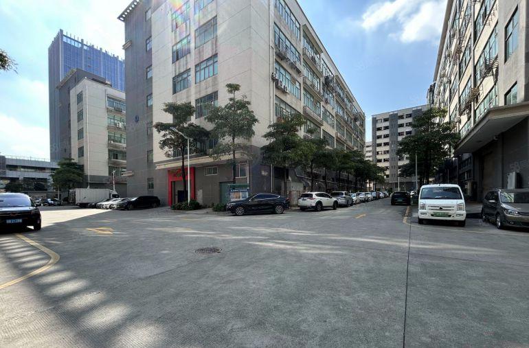 龙岗原房东产业园新出楼上1000平带装修办公室厂房出租