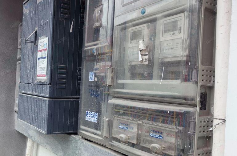 平湖已电改地铁口一楼1300平米厂房仓库出租可分租全新地坪漆