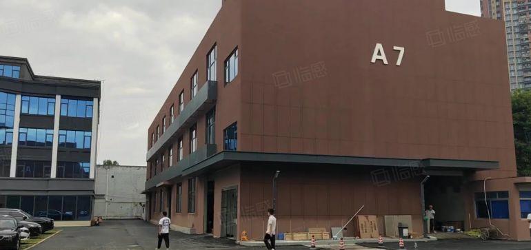 龙岗中心城新生万达广场旁边精装修办公室加仓库楼上500平米