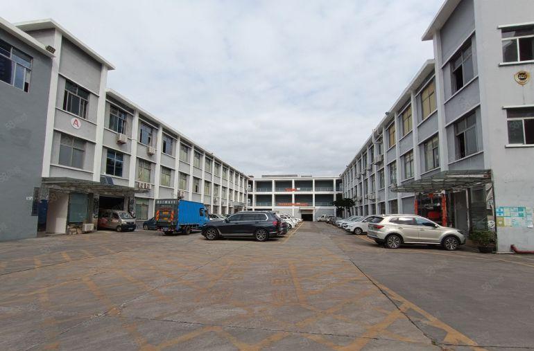龙岗爱联地铁口附近500平楼上带精装修厂房仓库出租现成办公室