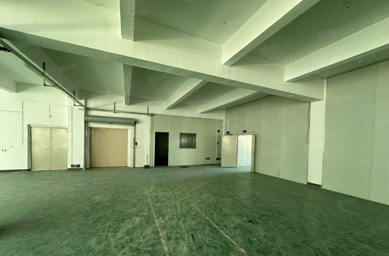 平湖富民工业区楼上整层面积3380平米，带玻璃隔间办公室