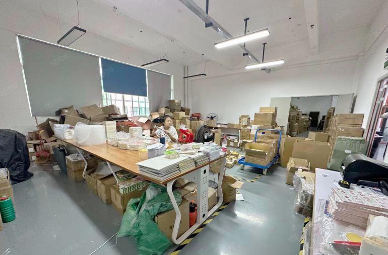 龙城广场地铁口电商园2楼200平方精装修办公室仓库大小可分租