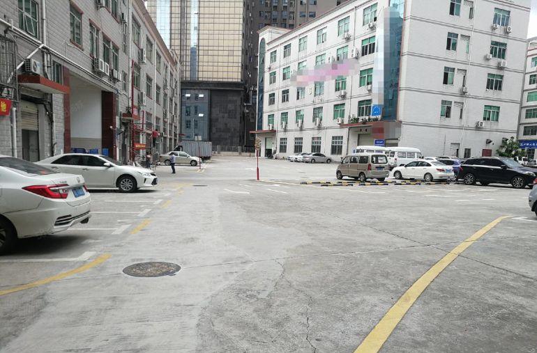 布吉李朗楼上红本厂房1000平出租，带装修 可分租