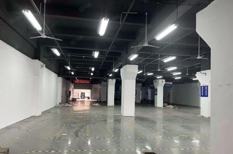 布吉石芽岭地铁口一楼1650平方可分，做门面仓库办公电商