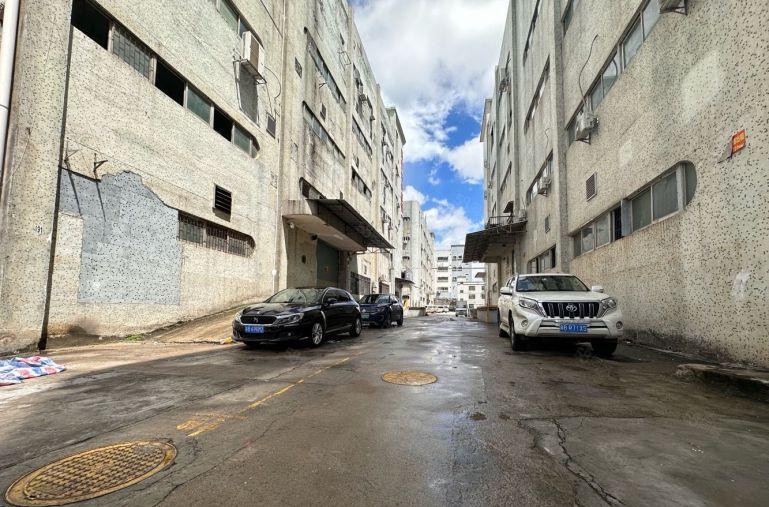 布吉李朗高速口一楼2000平厂房出租，带双卸货平台