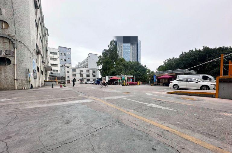 布吉李朗主干道旁一楼1700平厂房仓库出租，带卸货平台可分租