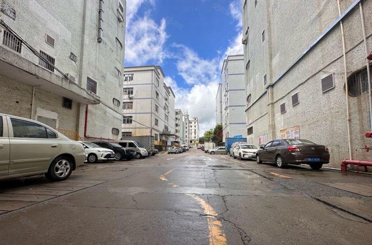 布吉李朗高速口一楼2000平厂房出租，带双卸货平台