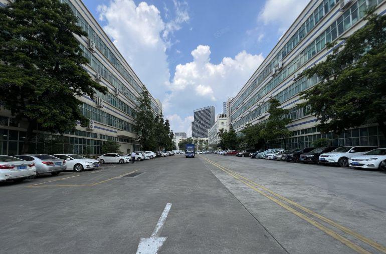 布吉地铁口工业园一楼1700平厂房仓库出租带牛角地坪漆好招工