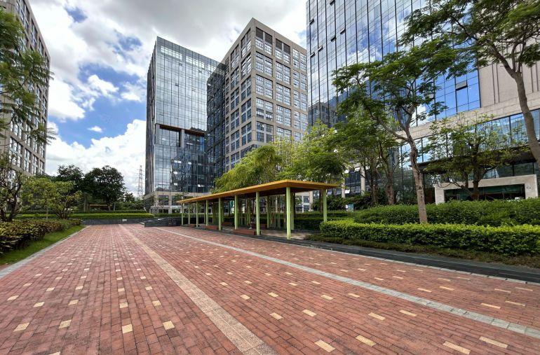 布吉石芽岭地铁站旁科技园新出楼上300平带家私办公室出租