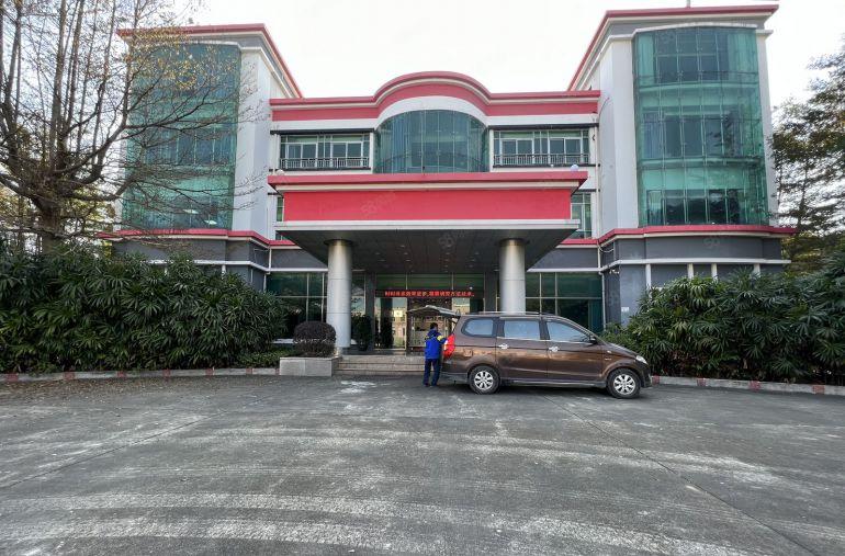 布吉地铁口独门独院6000平方厂房仓库出租一楼上分租带精装修