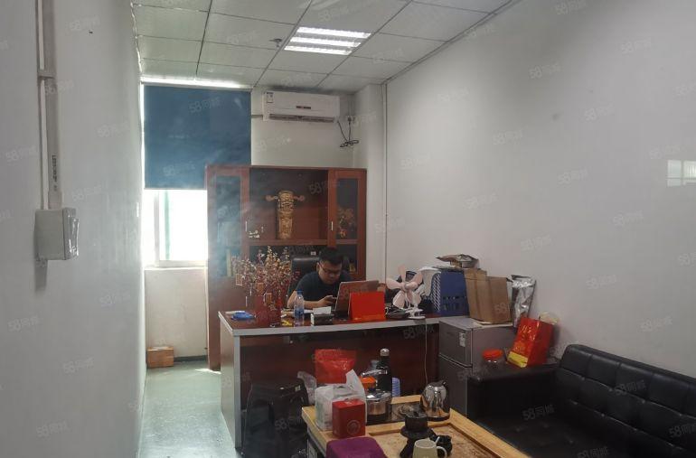 布吉，地铁口，一楼1000平，原房东，使用率高，标准厂房出租