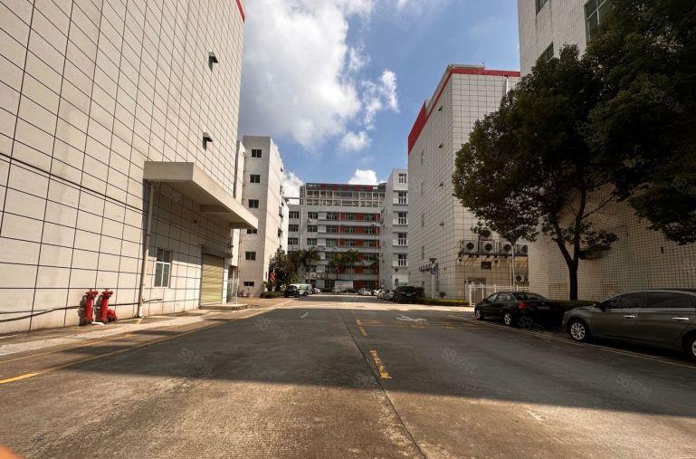 布吉李朗楼上500平带精装厂房出租，带家私无转让费