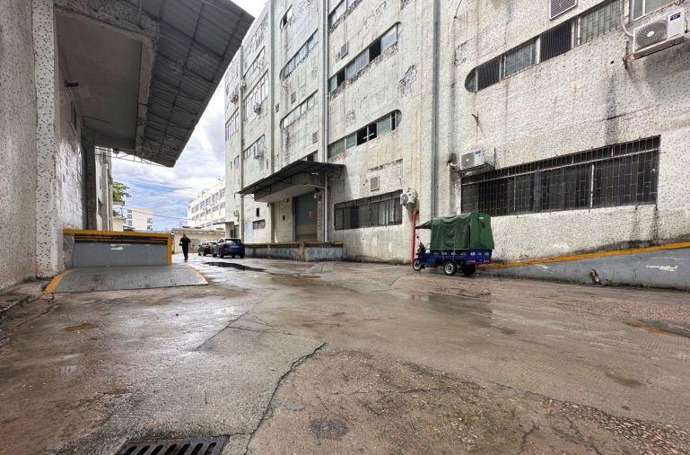 布吉李朗高速口一楼2000平厂房出租，带双卸货平台