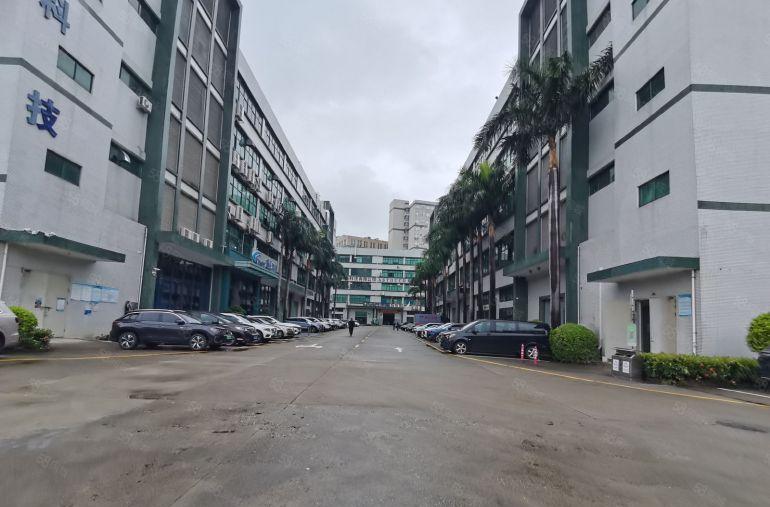 龙华观澜高速口原房东花园式厂房楼上7500平米。低价实际面积