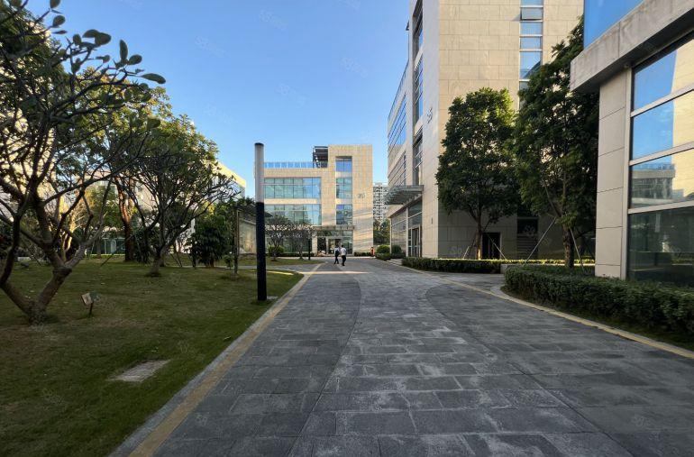 布吉石芽岭地铁口独栋电商办公楼2100平方花园厂房出租带精装