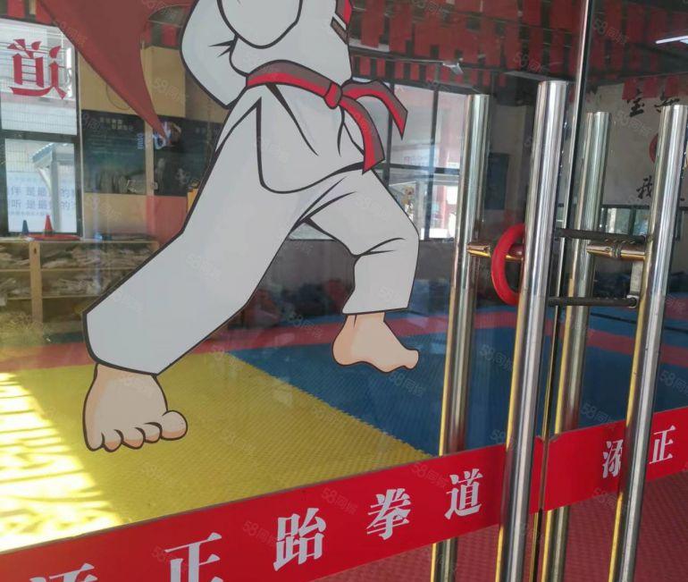 服装直播基地直播间看湖景业主直租