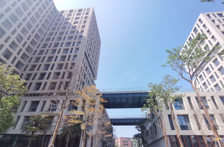 布吉中心街楼上200平花园式出租