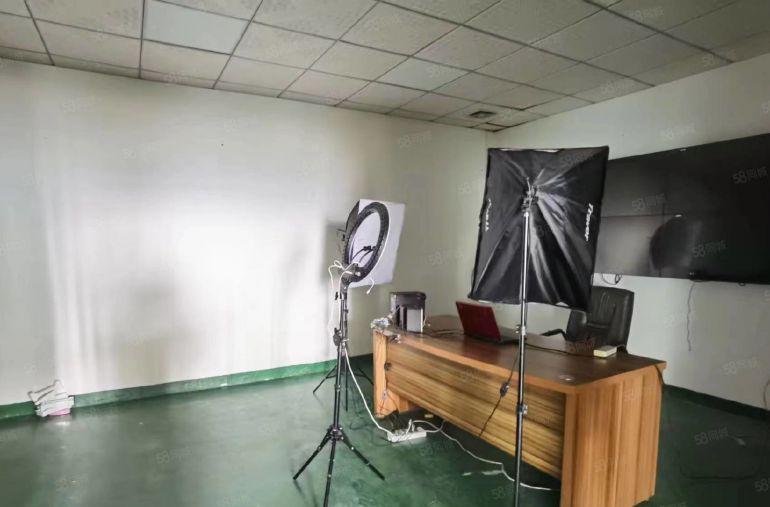 公明根玉路边上精装厂房（850平3吨货梯，适合电子，显示屏）