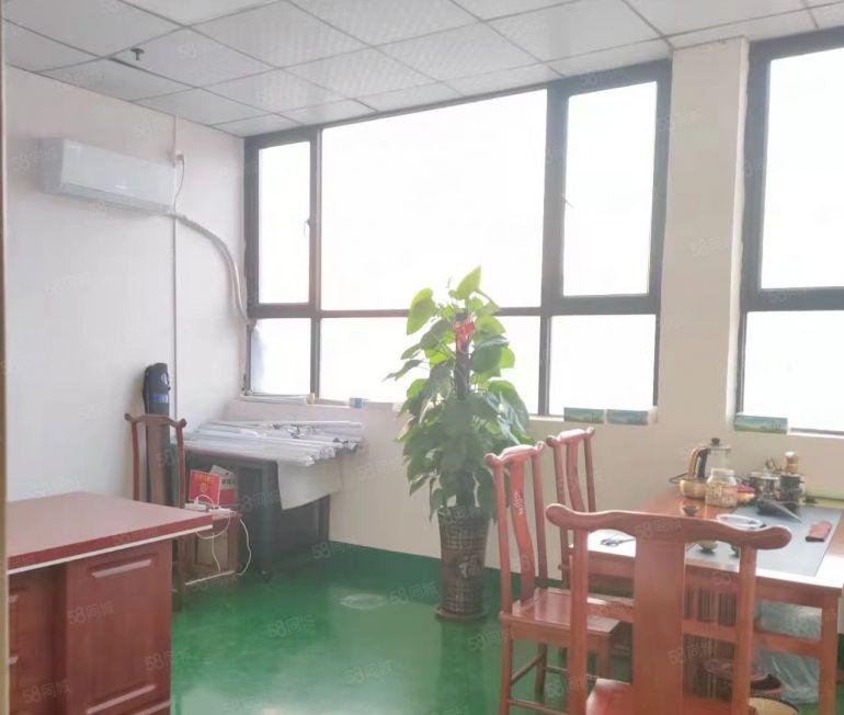 公明甲子塘重工业厂房出租（750平精装现成吊机口，3吨货梯）