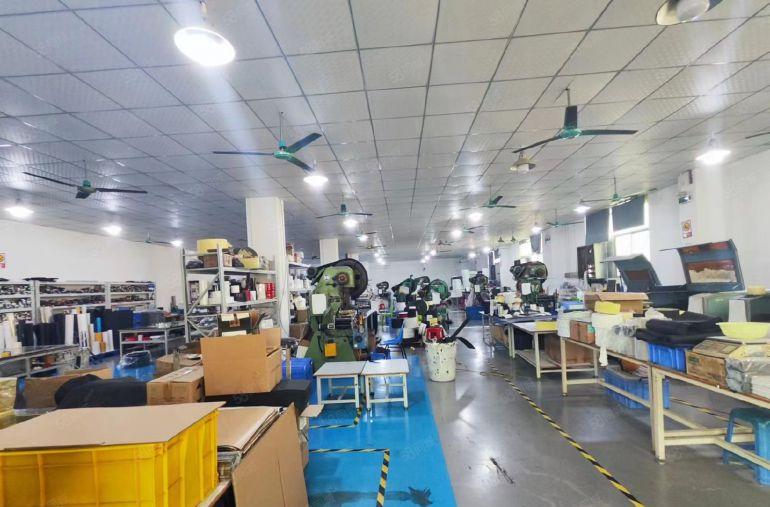 靓盘公明蒋石豪华装修厂房2400平一整层货梯十客梯大小分租