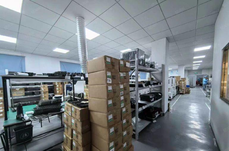 公明东坑标准厂房一楼980平（精装无转让费，车间干净明亮）