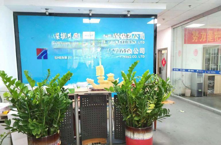 公明楼村地铁站旁一整层2800平可分1000平适合仓库，生产