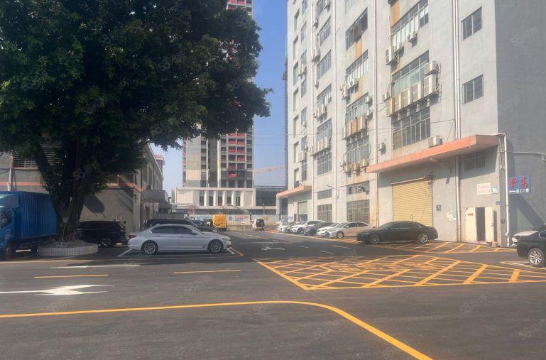 蒋石工业区楼上带装修1500平，800平，500平，3吨货梯