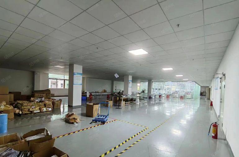 公明蒋石原房东厂房出租2080平，车间干净明亮，分400平