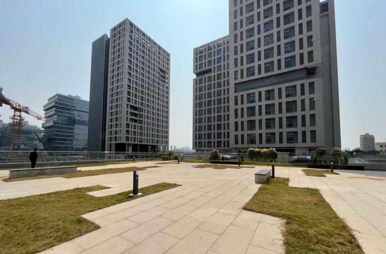 楼村地铁口红本园区楼上精装修700平，实际面积，免租6个月