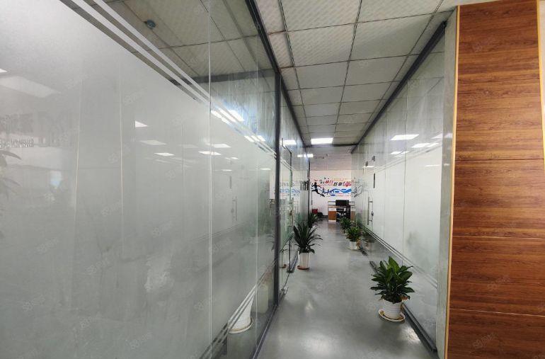 公明街道新出楼上1200平精装厂房，。适合各种行业