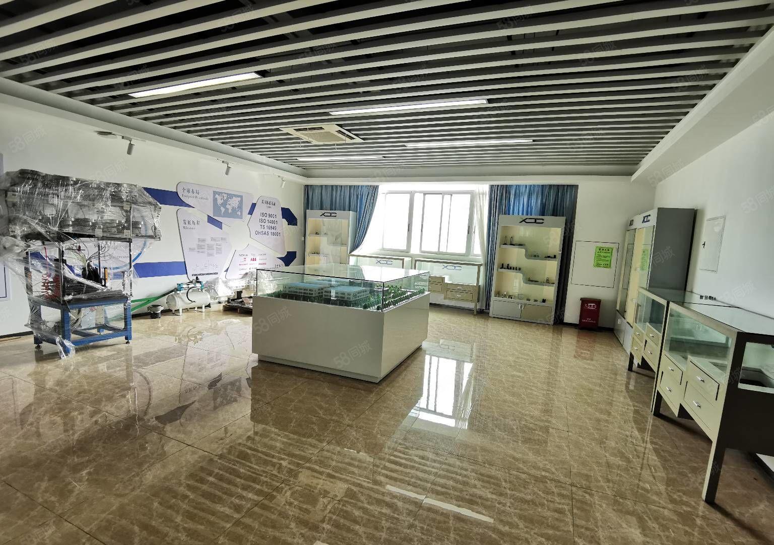 光明区原房东红本厂房1800平方，空地超大，地铁站旁，精装修