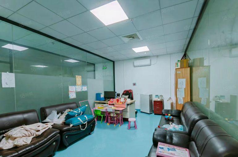 公明蒋石原贴片厂出租1100平精装修，现成吊机口3吨货梯