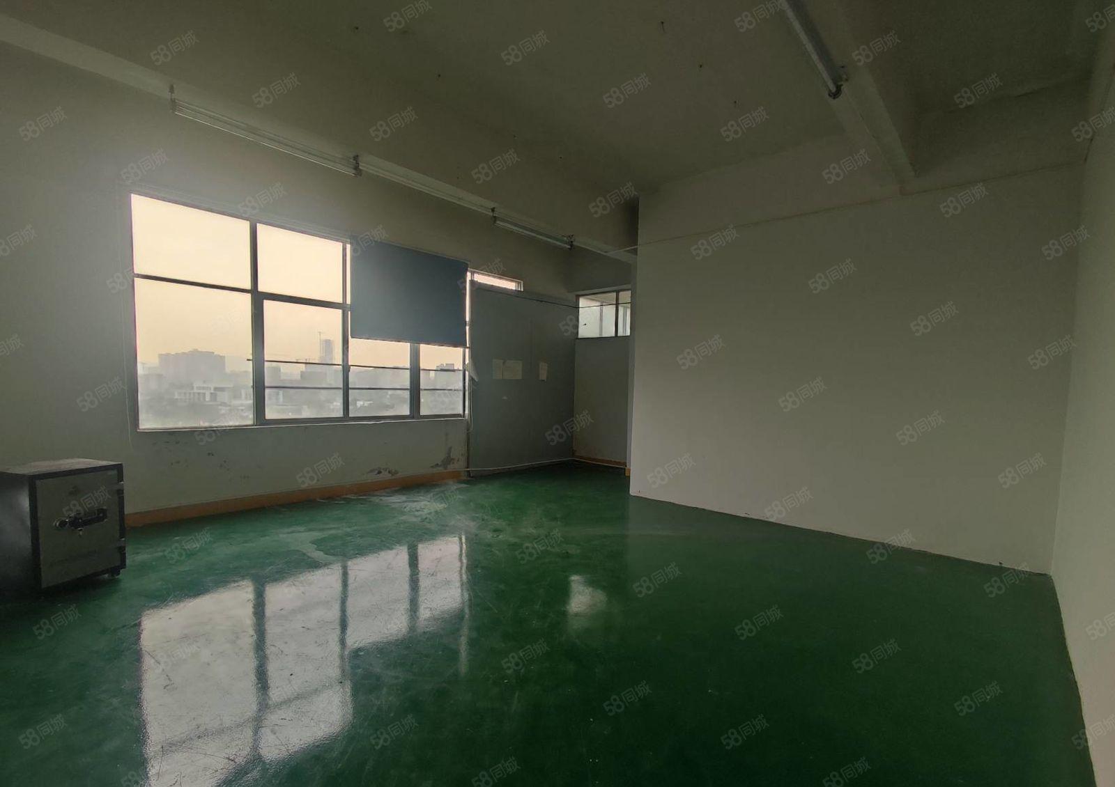 光明甲子塘新出 原房东楼上 精装修厂房700平，水电齐全！