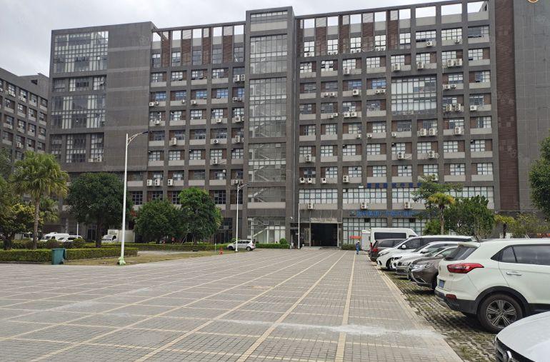 光明大街地铁口新出一二楼原房东3000平精装厂房低价出租！！