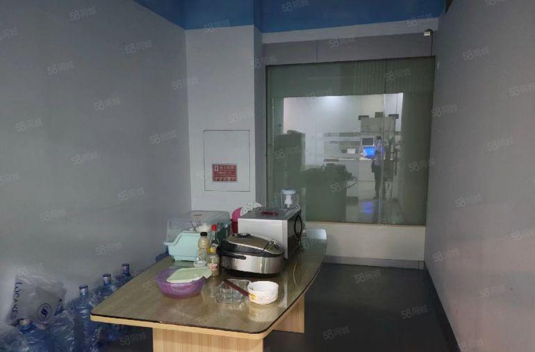 公明楼村原显示屏厂出租800平带无尘车间，3吨货梯，好招工