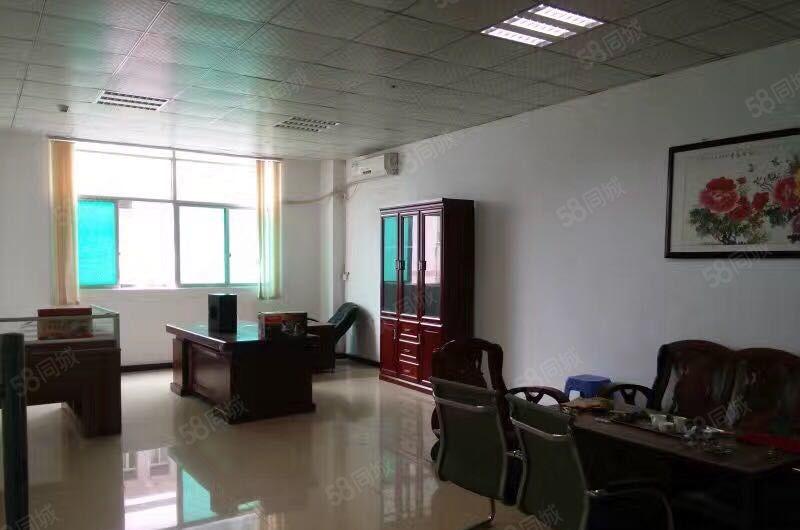 光东坑新出楼上480平厂房，现成办公室格局，水电齐全，采光好