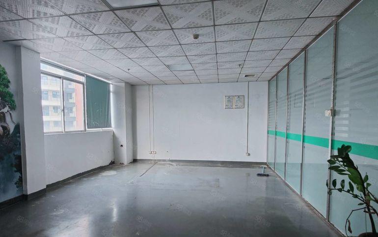 公明上村新出楼上900平精装厂房，水电齐全。拎包入住