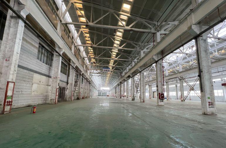 滴水13米光明钢构厂房12000平方出租大小可分租现成行车