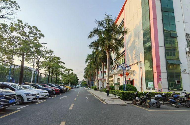 公明楼村地铁站旁一整层2800平可分1000平适合仓库，生产