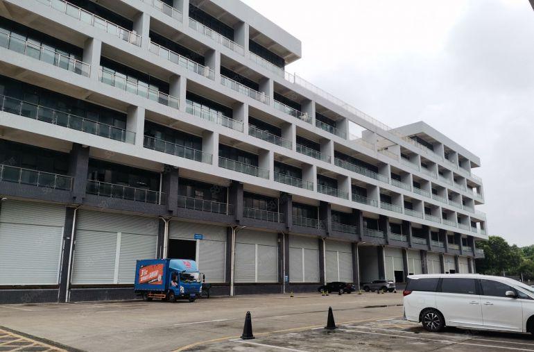 深圳市坪山区原房东3楼3500平米，带装修厂房出租，环境好