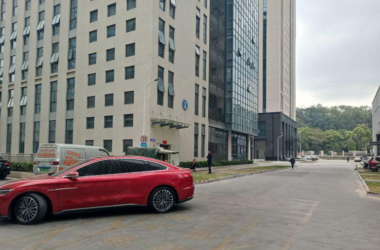 坪山大工业区原房东楼上2800平精装修厂房仓库出租可分租