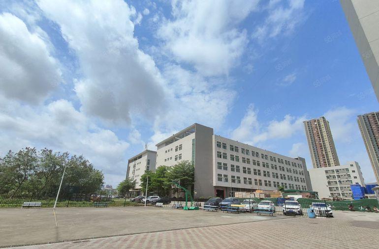 坪山大工业区2300平精装修厂房低价出租仓库可分租空地大