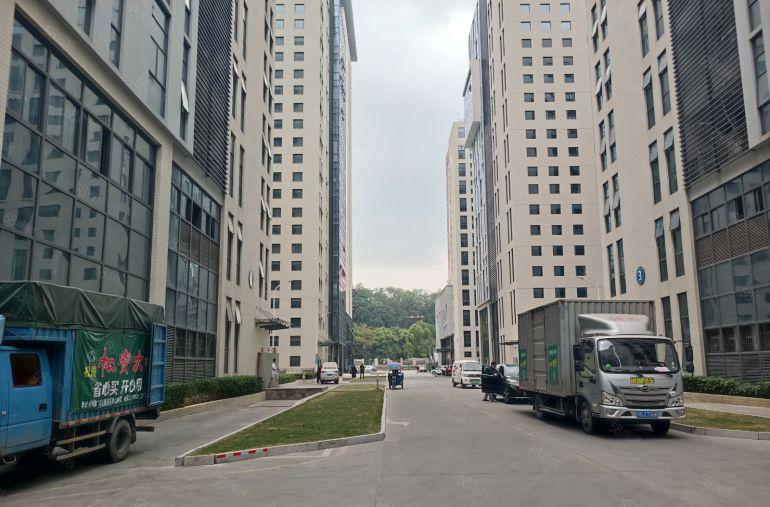 坪山大工业区原房东楼上2800平精装修厂房仓库出租可分租