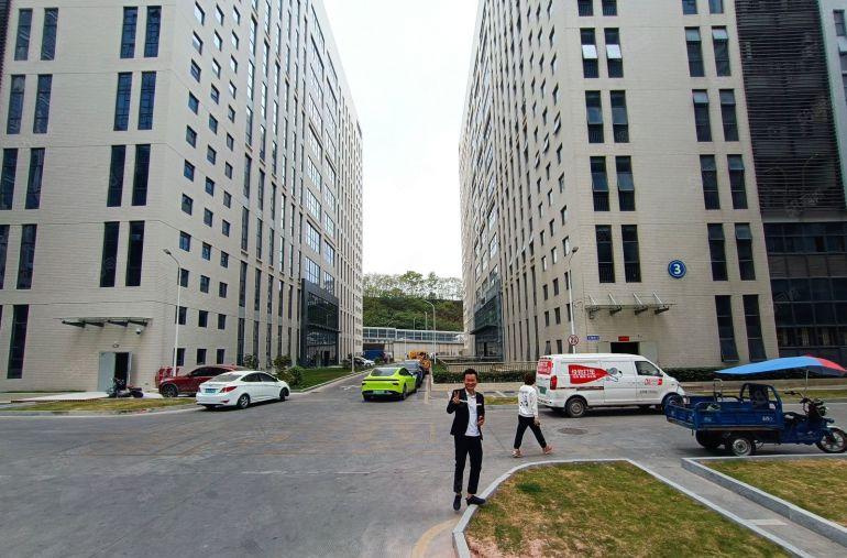 坪山大工业区原房东楼上2800平精装修厂房仓库出租可分租