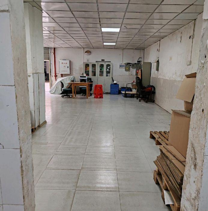 现成办公室带装修水电齐全，独门独院，