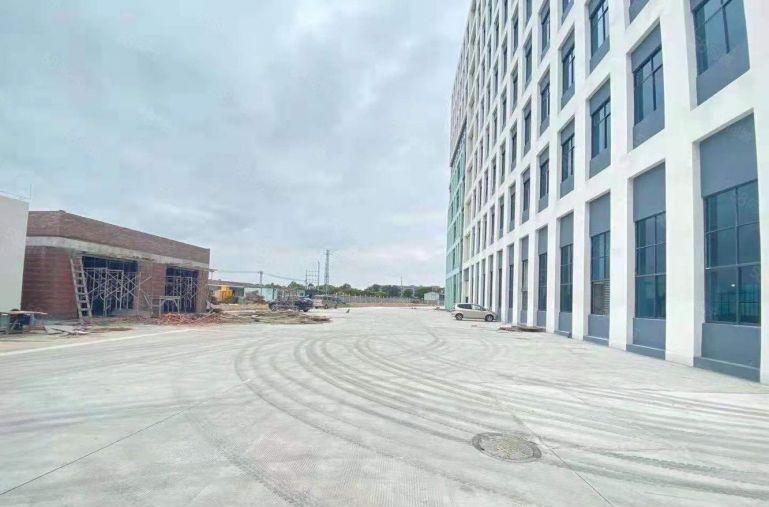 龙岗宝龙工业区新出楼上1650平方带现成办公室装修