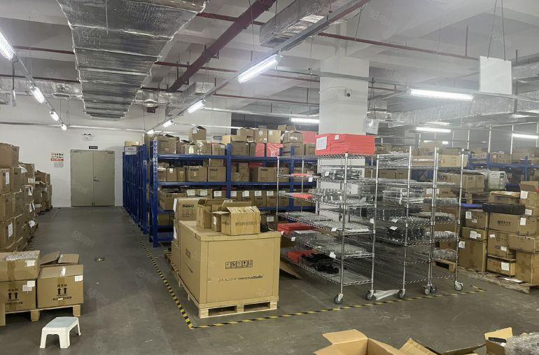 西丽百旺工业园区楼上带装修厂房出租，2部3吨货梯。无行业限制